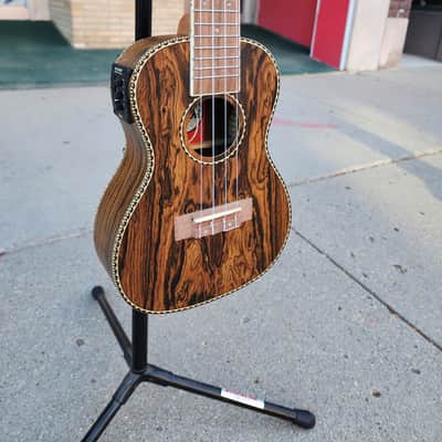 Amahi UK440C-EQ Concert Ukulele w/Electronics - Natural image 3