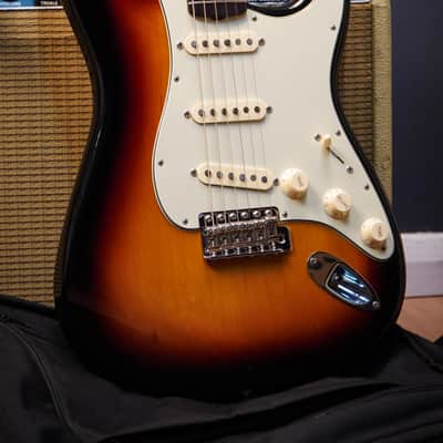 2015 Fender Classic Series 60s Stratocaster 7lbs 5oz 3 Tone Sunburst w/Gig Bag image 2