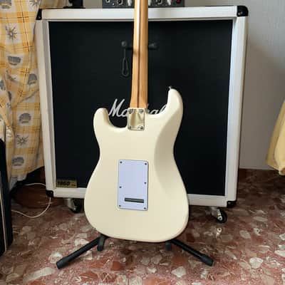 Fender Standard Stratocaster with Maple Fretboard 2017 - Arctic White Bild 2