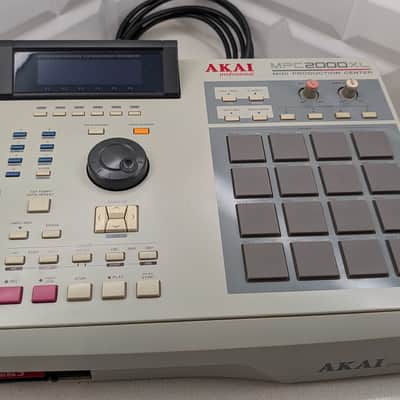 AKAI MPC2000XL w/ 32MB of RAM, CF Reader, Blue Screen, Newer Pad Sensors