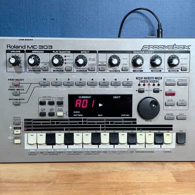 Roland MC-303 Classic Groovebox - Silver