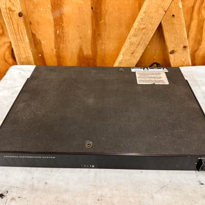 Shure UA845-UB UHF Antenna Distribution System - 692-716 MHz - Working image 5