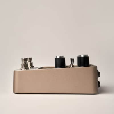 Universal Audio GOLDEN Reverberator Stereo Effects Pedal image 4