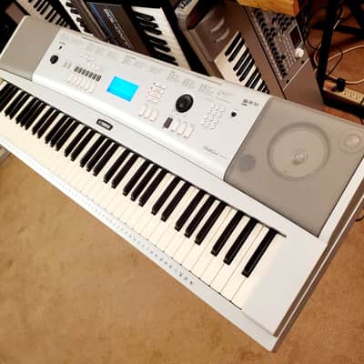 MUST SEE!!! YAMAHA DGX 220 SEMI-WEIGHTED 76-KEY DIGITAL PIANO IN AMAZING CONDITION! image 4