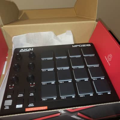 Akai MPD218 2015 - Present - Black image 1