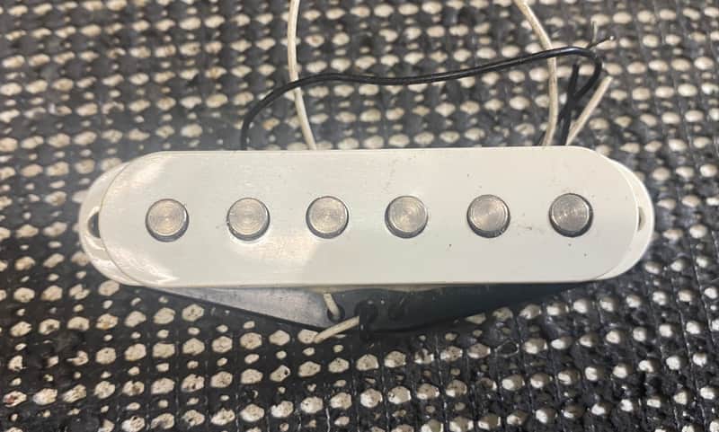 Unmarked White Single Coil