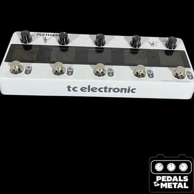 TC Electronic Plethora X5 TonePrint Multi-Effects Pedalboard with Power Supply 2020 - Present - White - X17110 image 3