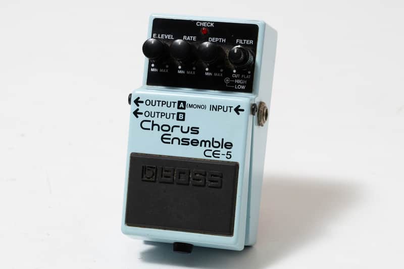 White and black chorus effect pedal with knobs and input/output jacks.