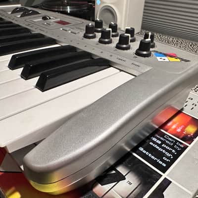 M-Audio Oxygen 8 25-Key MIDI Controller Keyboard 2002 - 2005 - Silver image 2
