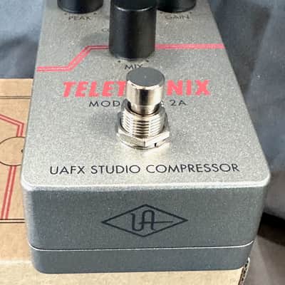 Universal Audio UAFX Teletronix LA-2A Studio Compressor pedal - silver image 2