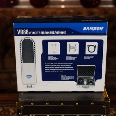 Samson VR88 Bidirectional Velocity Ribbon Mic w/ Shockmount and Case image 4