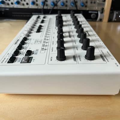 Abstrakt Instruments Avalon Bassline 2016 - White -TB-303 clone synth image 6