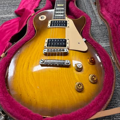GIBSON *UPDATED* Les Paul Classic—Honey Burst image 1