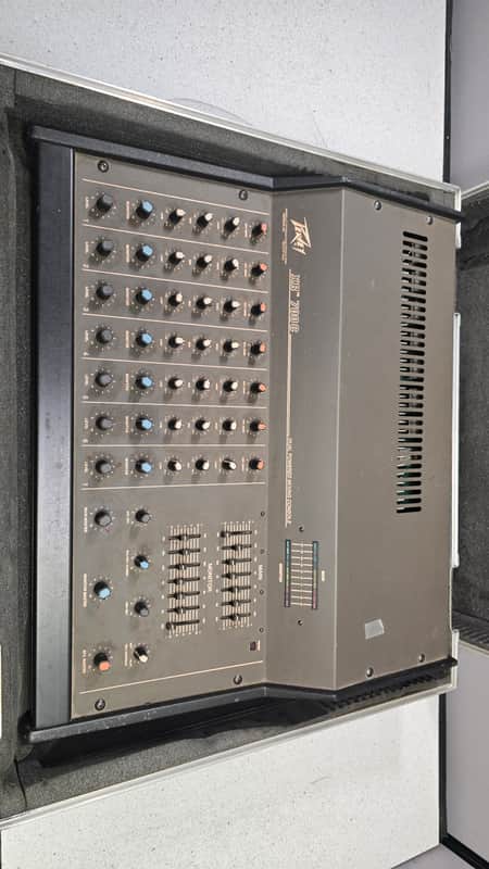 Peavey XR-700C Analog Mixing Console with Flight Case image 1
