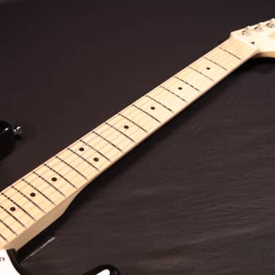 Squier Squier Sonic Stratocaster Maple Fingerboard White Pickguard Black 779 image 3