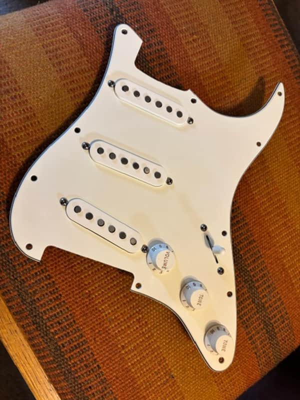 Fender  American stratocaster loaded pickguard  2007 - Parchment