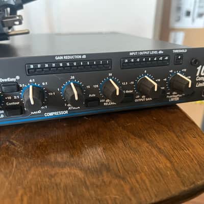 dbx 1066 Dual-Channel Compressor / Limiter / Gate with IEC power cable and rack mount bolts/washers image 4
