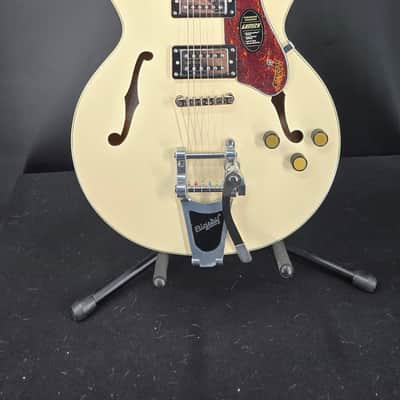 Gretsch G2622T Streamliner™ Center Block Double-Cut with Bigsby®, Laurel Fingerboard, Broad’Tron™ BT-3S Pickups, Vintage White image 2