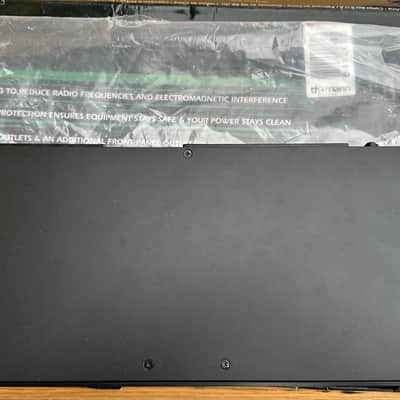 Furman M-10x E Merit Series Power Conditioner 2010s - Black image 3