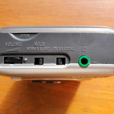 Sony WM-FX244 AM FM cassette walkman Early 2000s - Silver image 5