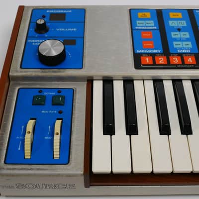 Immagine moog Source - 8
