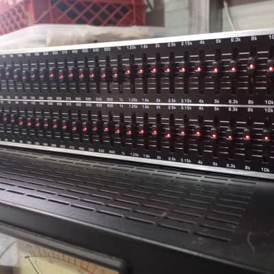 Immagine Behringer Ultra-Graph Pro GEQ3102 2-Channel 31-Band Graphic Equalizer 2000s - Black / Silver - 3