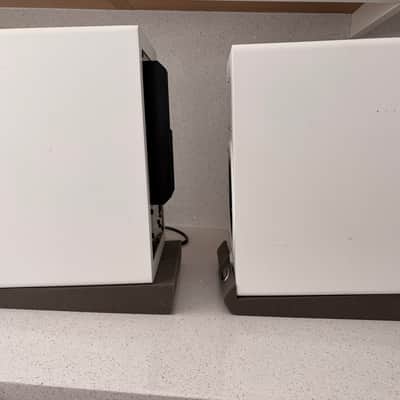 Yamaha HS7 6.5" Powered Studio Monitor (Pair + Cables & Isolation Pads) White image 8