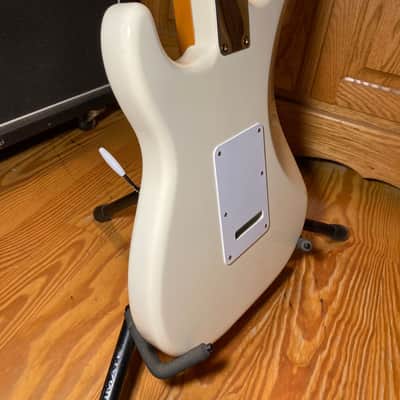 Fender Deluxe Roadhouse Stratocaster with Maple Fretboard 2008 - 2013 Arctic White image 9