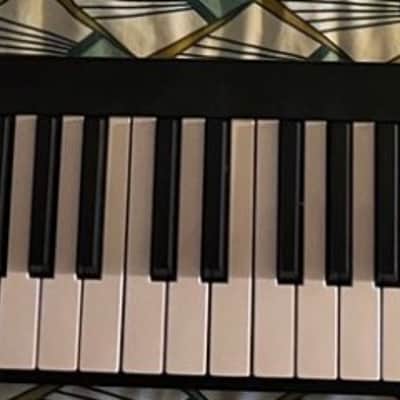 Alesis V61 61-Key USB MIDI Controller with Beat Pads 2017 - 2022 - Black