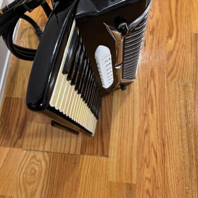 Guerrini Piano Accordion, Golden Era Custom Made (Concerto Model), Full Size, 41/120 , 3/5 Set of Reeds, A443 Hz Musette, 7 Treble 3 Bass Switches + Palm Master Switch, Built-In Microphone Pickup – Made in Italy image 10