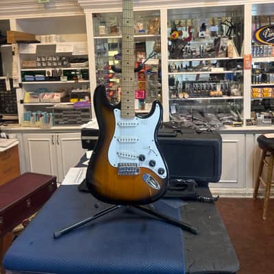 Fender Squier Strat 2010 - Sunburst with artic white image 1