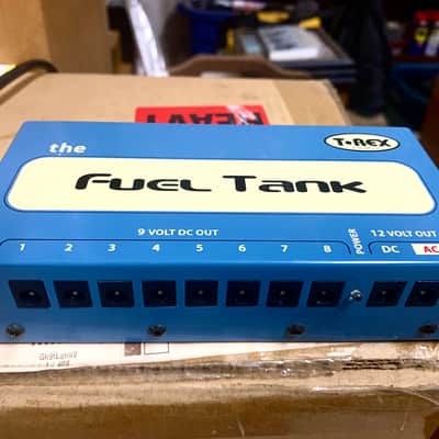 The T-Rex Fuel Tank is a robust and straightforward pedal power supply, capable of powering an entire pedalboard thanks to its 10 outputs (including 8 at 9V) with a total of around 1500 mA. image 2