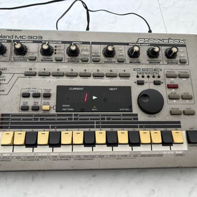Roland MC-303 Groovebox 1990 - 1998 - Silver