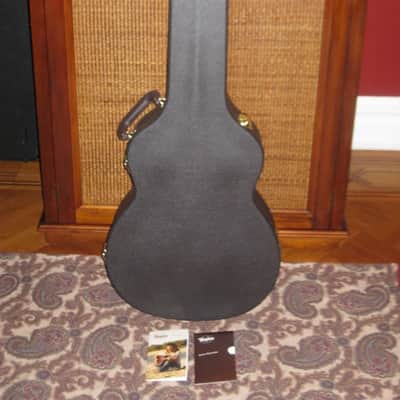 new open box very near A+ genuine Taylor Grand Auditorium Deluxe Brown Hardshell Case (5201-55) textured dark brown vinyl over 3-ply wooden structure, Foam padding covered w/ red plush crushed velvet lining, brass plated latches, padded handle image 3