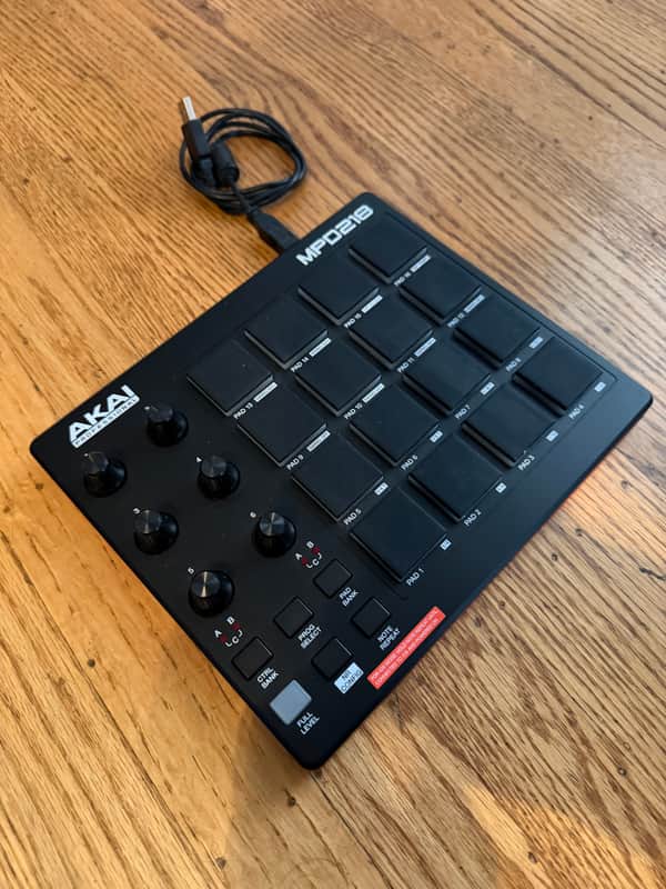 Akai MPD218 2015 - Present - Black image 1