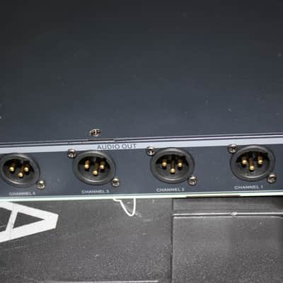 VocoPro UHF-5800 Plus 4-Mic Wireless System with Case image 8