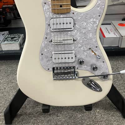 Fender Standard Stratocaster with Maple Fretboard 1998 - 2005 - Arctic White image 2