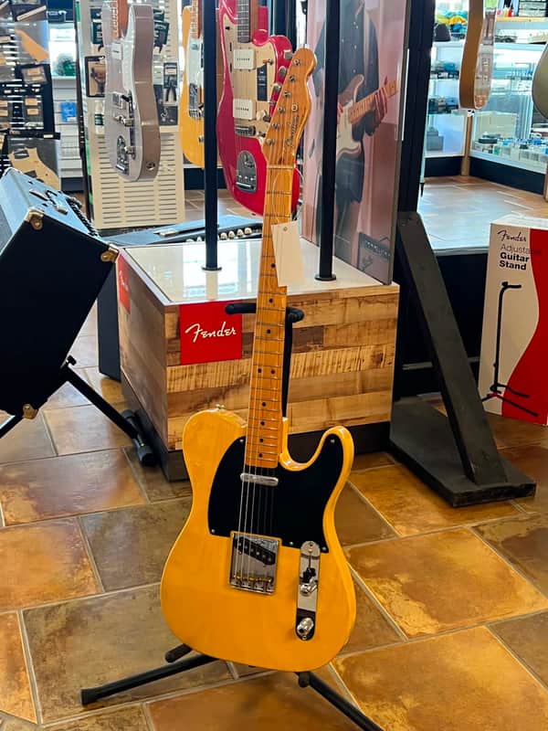 Fender American Vintage Reissue ā52 Telecaster w/Hardshell Case, Butterscotch Blonde