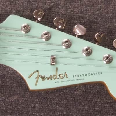 Fender® Special Edition '60s Strat Lacquer Rosewood Fingerboard Surf Green w/Matching Headcap image 3