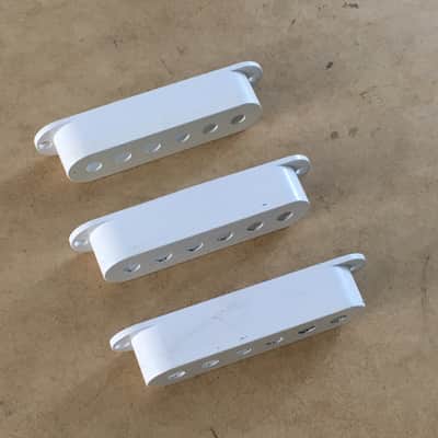 3 DiMarzio Made in USA STRAT Pickup Covers Aged Relic Off White Parchment image 9