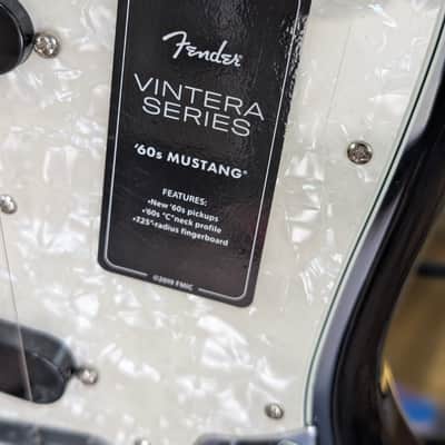Fender Vintera ’60s Mustang 3-Color Sunburst – 2021 NOS w/ Deluxe Gig Bag image 4