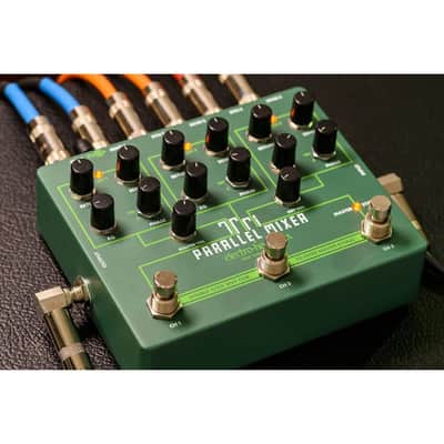 Electro-Harmonix Tri Parallel Mixer Effects Loop Mixer or Switcher Pedal for Powerful Effects Creation and Mixing Hub image 6