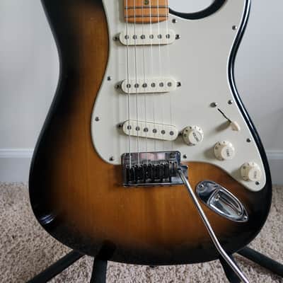 Fender American Deluxe Stratocaster with Maple Fretboard 2004 - 2-Color Sunburst image 2