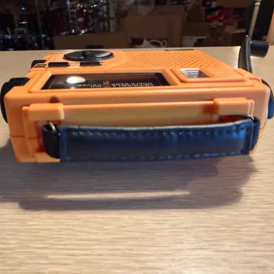 GRUNDIG FR-200 Emergency Radio Battery Crank  SW/AM/FM Flashlight Case Working! image 6