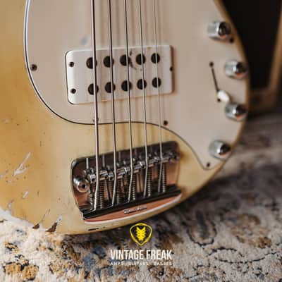 Music Man Stingray 1989 - Olympic White RARE image 3
