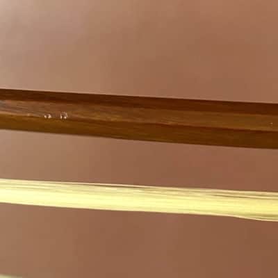 Immagine Excellent Used Bass Bow from the Workshop of Horst Schicker in Germany,Pernambuco Wood,Solid Silver Mountings - 16