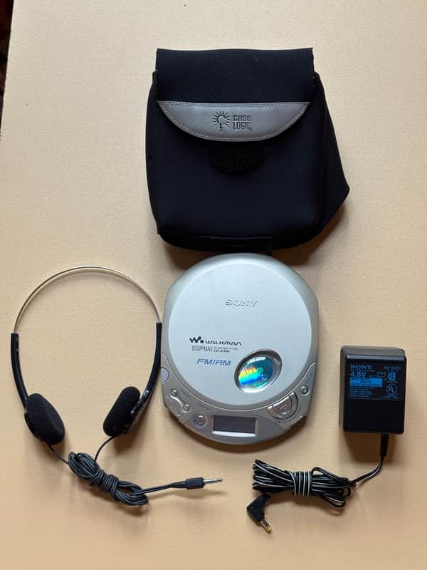 Sony Walkman - Discman D F-200 CD player/AM/FM Radio Orig headphones and PS image 1