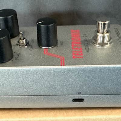 Universal Audio UAFX Teletronix LA-2A Studio Compressor pedal - silver image 3