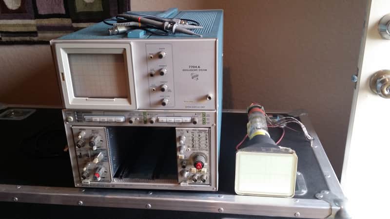 Tektronix 7704A is a modular oscilloscope system Silver/Blue image 1