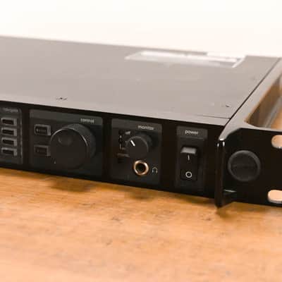 Shure UR4S+ Wireless Receiver with one UR2/SM58 Handheld Mic - G1 Band CG01Z1M image 2